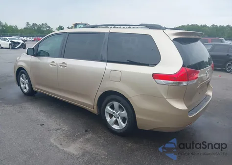 2013 Toyota Sienna Le V6 8 Passenger z USA, uszkodzony, nr VIN 5TDKK3DC8DS304981